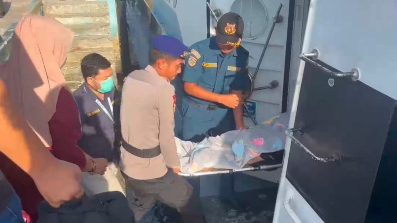 Satpolairud Polres Lingga berhasil mengevakuasi seorang lansia, Jon Komsos (62), yang sakit kritis di Pelabuhan Jagoh dan membutuhkan penanganan medis darurat di Rumah Sakit Bunda Halimah, Batam.