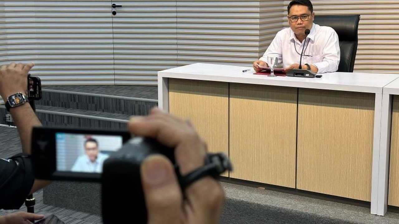 Komisi Pemberantasan Korupsi (KPK) menduga dana suap Harun Masiku berasal dari Djoko Tjandra, mantan terpidana kasus Bank Bali, terkait kasus dugaan suap penetapan anggota DPR RI 2019-2024.