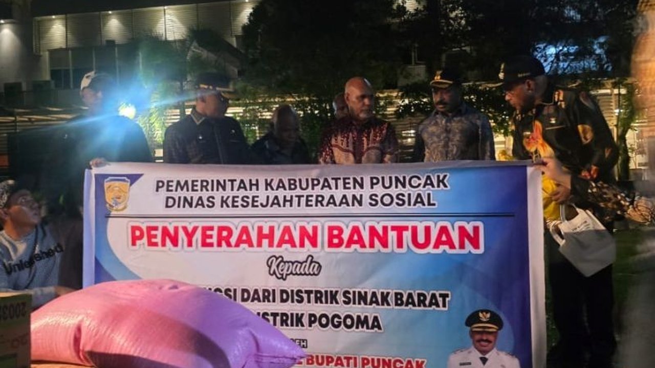 Pemerintah Kabupaten Puncak menyalurkan bantuan logistik dan uang tunai kepada warga dua distrik yang mengungsi di Timika akibat pergerakan OPM, sembari berupaya memulihkan keamanan dan meminta warga kembali.