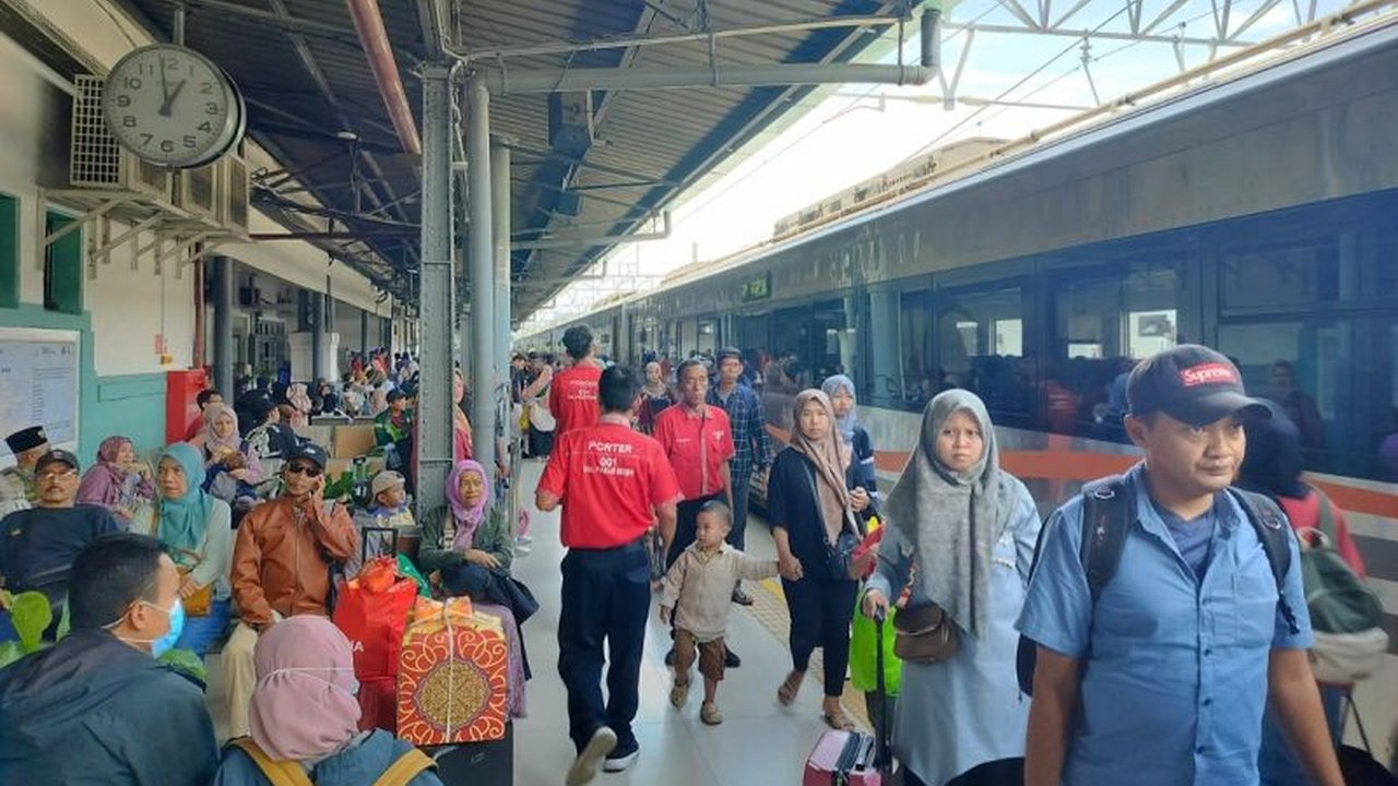 PT Kereta Api Indonesia (KAI) berhasil melayani 4,7 juta penumpang selama angkutan Lebaran 2025, dengan puncak arus balik terjadi pada 2 April 2025.