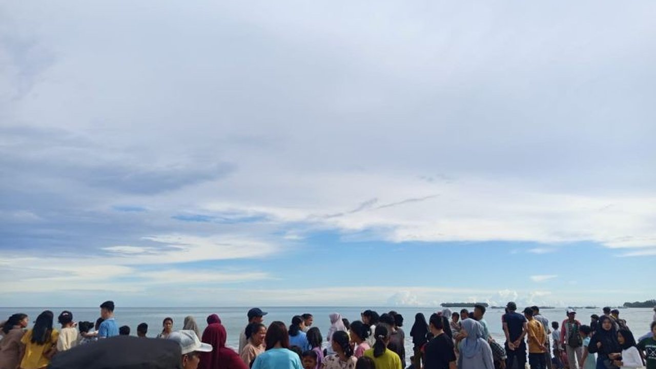 Dua Remaja Terseret Ombak di Pantai Tiku, Satu Meninggal, Dua Lainnya Masih Dicari