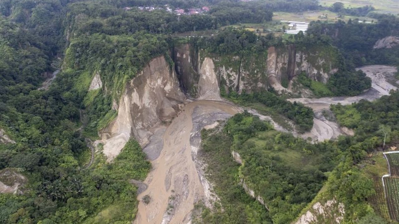 BMKG mengungkap serangkaian gempa kembar di Sumatera akibat aktivitas Patahan Besar Sumatera, mengingatkan masyarakat akan potensi longsor dan pentingnya mitigasi bencana.