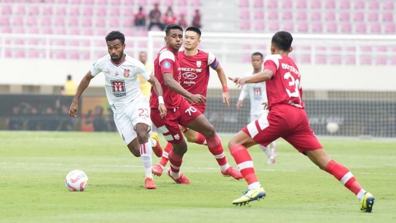 Yakob Sayuri mencetak hattrick saat Malut United menaklukkan Persis Solo dengan skor 3-1 pada pekan ke-28 Liga 1 2025, membawa timnya naik ke peringkat 4 klasemen sementara.