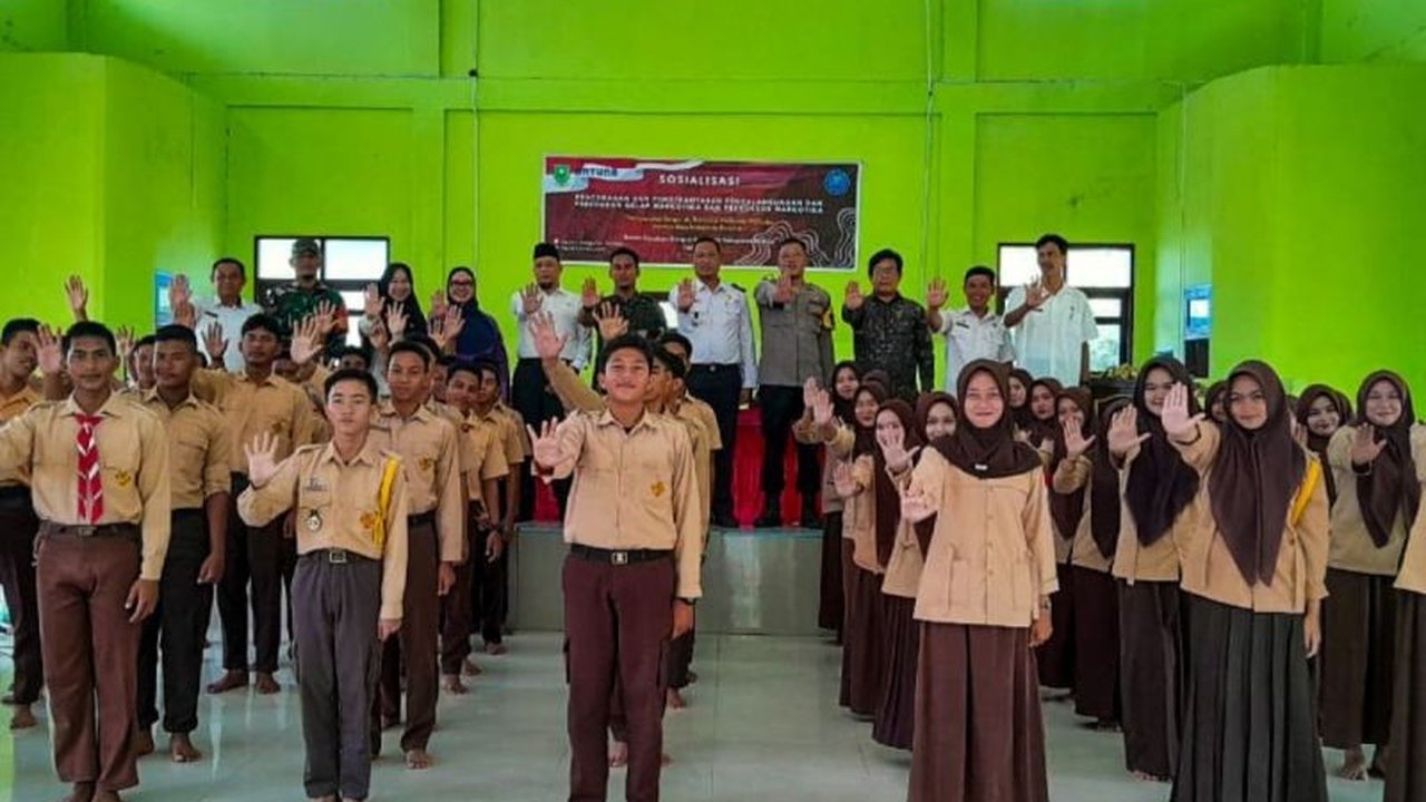 Pemerintah Provinsi Kepri membangun SMA baru di Kecamatan Pulau Tiga, Natuna, untuk mengatasi kesulitan akses pendidikan bagi anak-anak yang sebelumnya harus menempuh perjalanan laut berisiko tinggi.