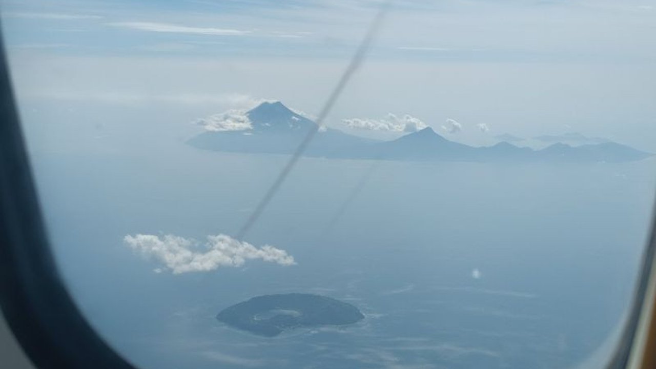Badan Geologi mengimbau masyarakat mewaspadai potensi awan panas guguran Gunung Karangetang di Sulawesi Utara, menyusul aktivitas vulkanik yang masih terdeteksi.
