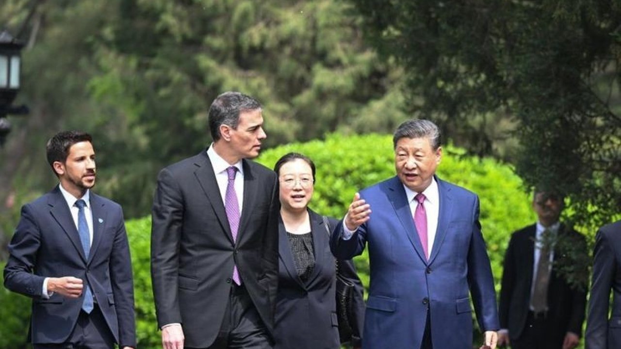 Presiden Xi Jinping mengajak Uni Eropa menjaga globalisasi ekonomi dan perdagangan bebas, menolak tindakan sepihak, dan memperkuat kemitraan China-UE di tengah meningkatnya perang tarif antara AS dan Tiongkok.