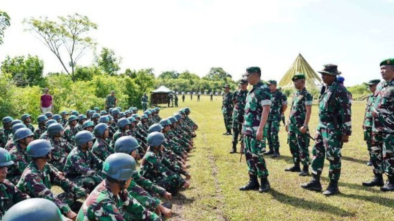 Mayjen TNI Windiyatno, Pangdam XIV/Hasanuddin, meninjau langsung kesiapan sarana dan prasarana Dodiklatpur di Bone, Sulawesi Selatan, memastikan optimalisasi pendidikan dan latihan prajurit.