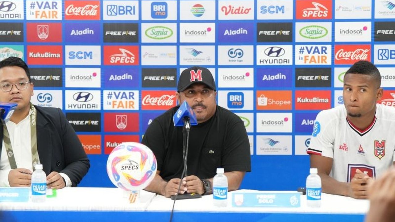 Malut United sukses taklukkan Persis Solo dengan skor 3-1 berkat hattrick Yakob Sayuri dan strategi jitu pelatih Imran Nahumarury, membawa tim ke posisi 4 besar Liga 1 2024-2025.