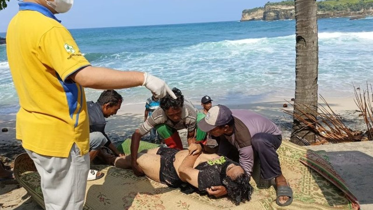 Dua pelajar asal Boyolali ditemukan meninggal dunia setelah terseret ombak di Pantai Klayar, Pacitan, Jawa Timur, Sabtu pagi, sementara satu teman mereka berhasil selamat.