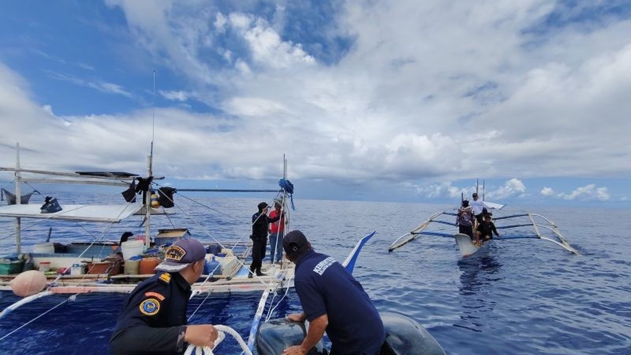 Kementerian Kelautan dan Perikanan (KKP) menangkap kapal ikan Filipina yang melakukan penangkapan ikan ilegal di perairan Talaud, Sulawesi Utara, mengamankan ikan tuna dan menangkap tiga awak kapal.