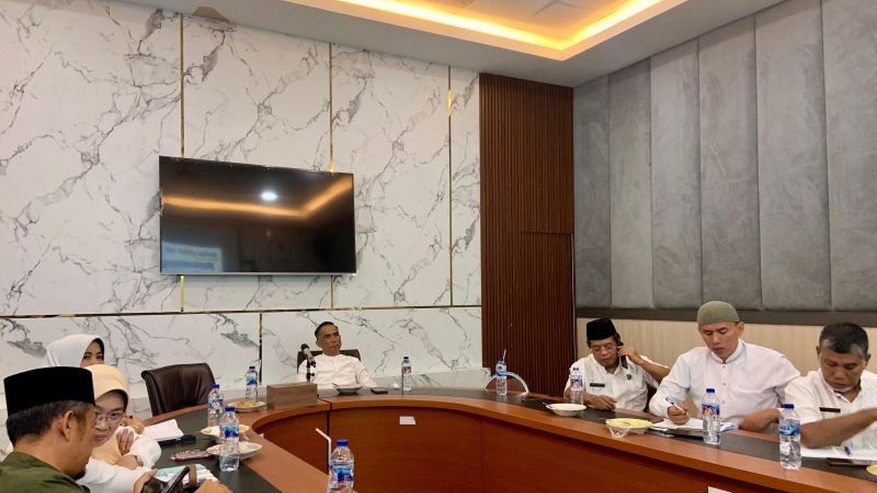 Pemerintah Kabupaten Solok telah melengkapi data untuk program Sekolah Rakyat tahap pertama dan menyiapkan anggaran miliaran rupiah untuk renovasi gedung dan sarana prasarana.