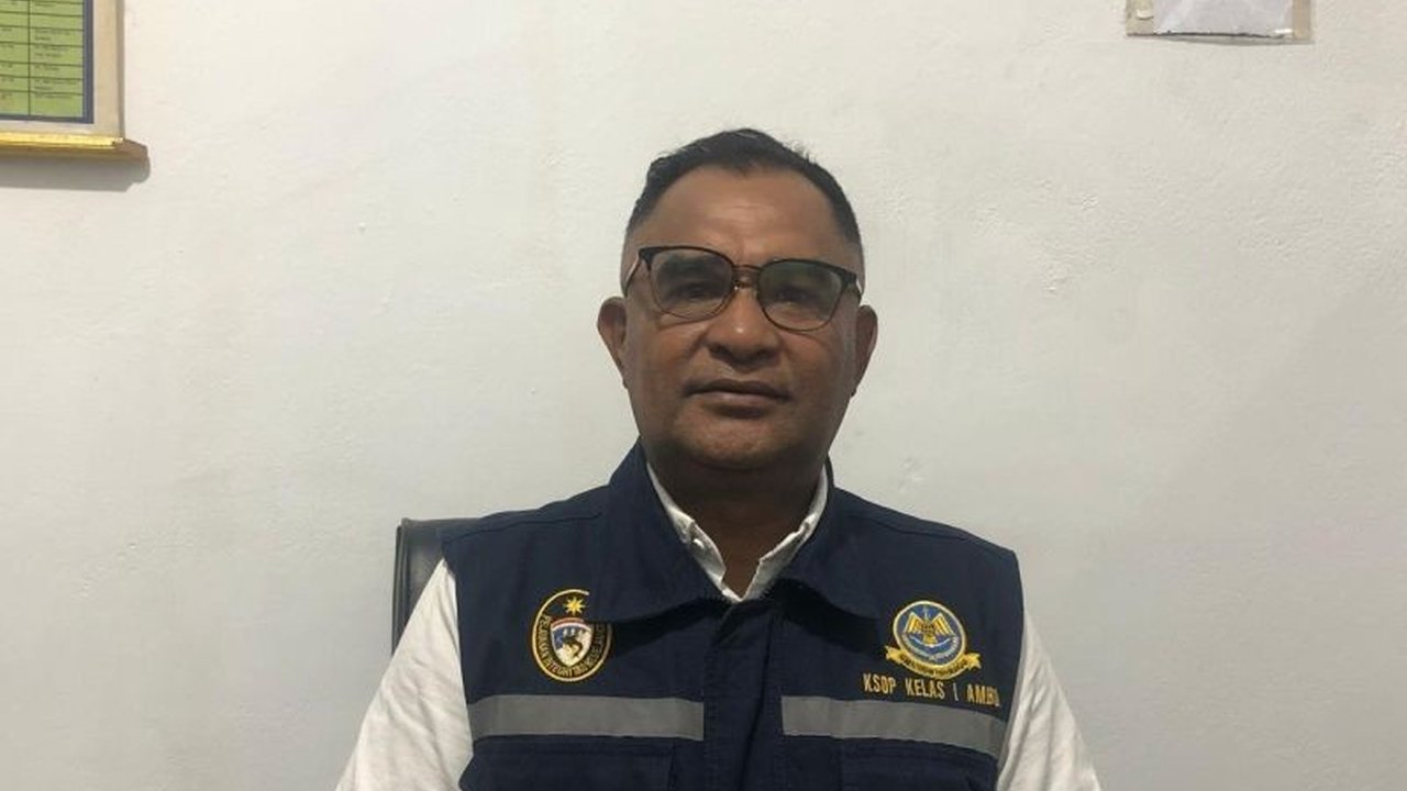 KSOP Ambon menyediakan lapak bagi pedagang asongan di Pelabuhan Yos Sudarso untuk menciptakan ketertiban dan kenyamanan penumpang, meskipun jumlah lapak masih terbatas.