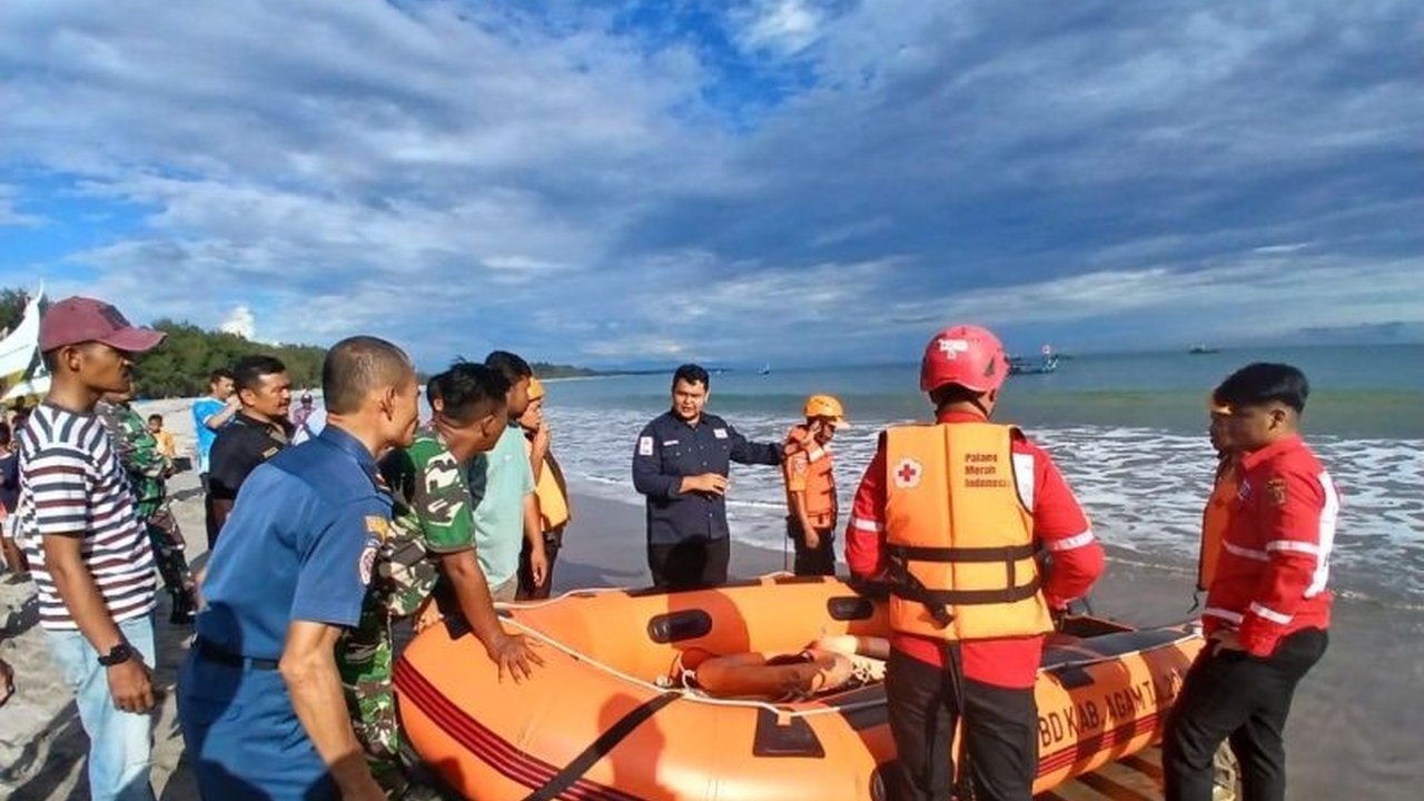 Lima belas pelajar terseret arus di Pantai Tiku, Agam, Sumatera Barat; satu meninggal dunia, dua lainnya masih hilang, dan sisanya berhasil diselamatkan.
