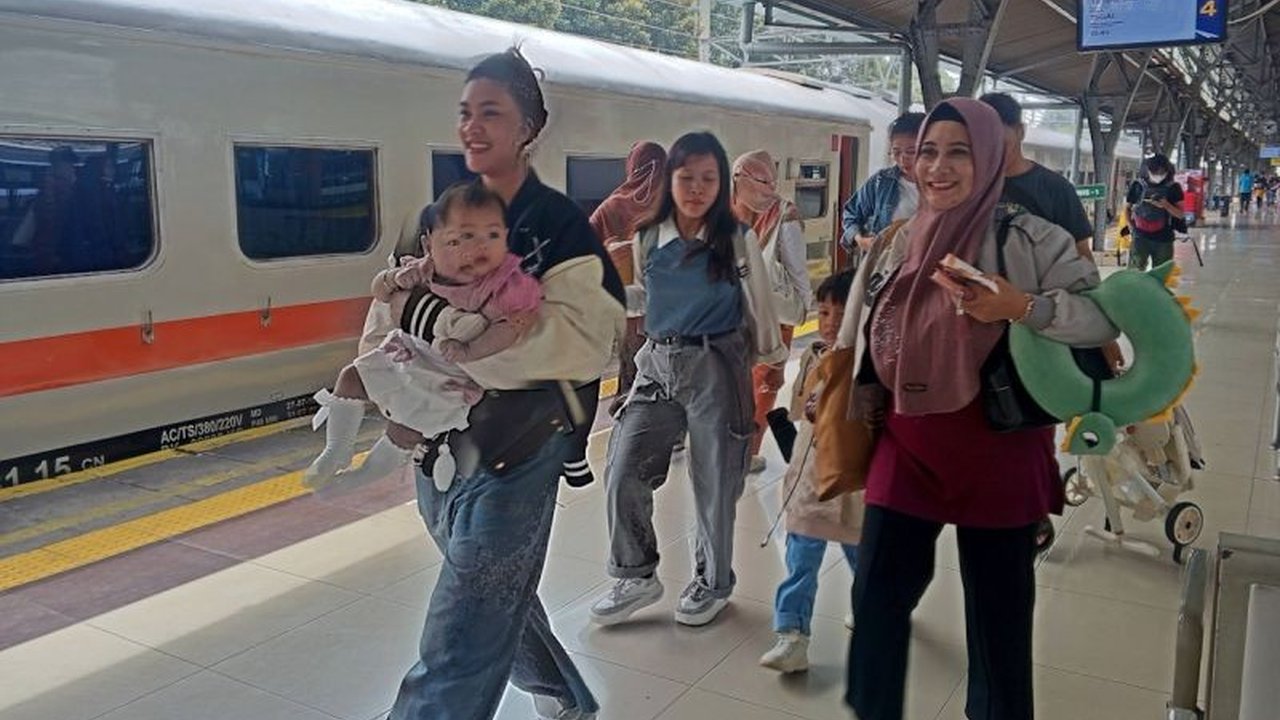 KAI Group berhasil melayani 29,17 juta pelanggan selama Angkutan Lebaran 2025 dengan peningkatan On Time Performance (OTP) yang signifikan, menunjukkan kepercayaan masyarakat terhadap moda transportasi kereta api.