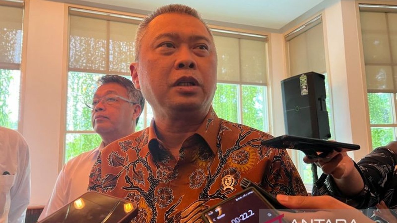 Kecelakaan maut antara bus Bonek dan minibus di Tol Pekalongan akibat lawan arus mendorong Menhub Dudy Purwagandhi berharap kejadian serupa tak terulang.