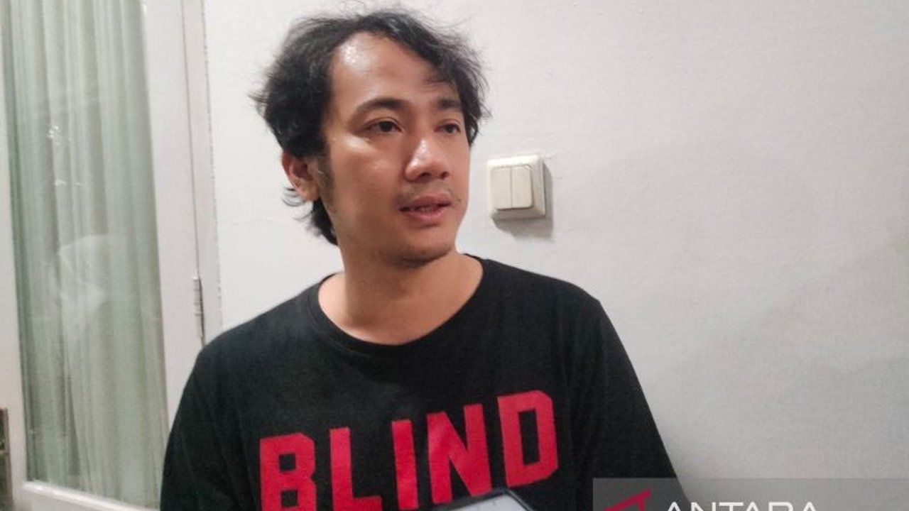 Warga Sukabumi, Dudy Syahprialdi, mendatangi Gedung Pakuan Bandung untuk melaporkan kasus perundungan yang dialami anaknya setelah upaya penyelesaian di tingkat lokal menemui jalan buntu.