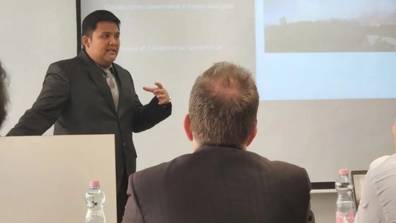 Agung Wicaksono, dosen UIR, meraih gelar doktor di Hongaria dengan riset kolaborasi penanggulangan karhutla di Indonesia, menemukan tantangan dan memberikan rekomendasi kebijakan.