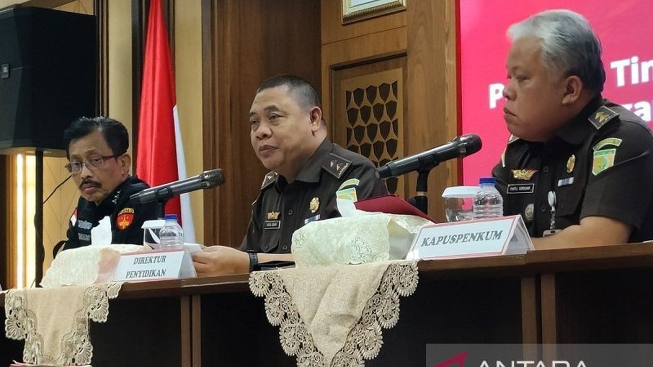 Kejaksaan Agung menyita uang tunai berbagai mata uang, mobil mewah, dan barang bukti lainnya dalam kasus dugaan suap yang melibatkan hakim dan pengacara di Pengadilan Negeri Jakarta Pusat.