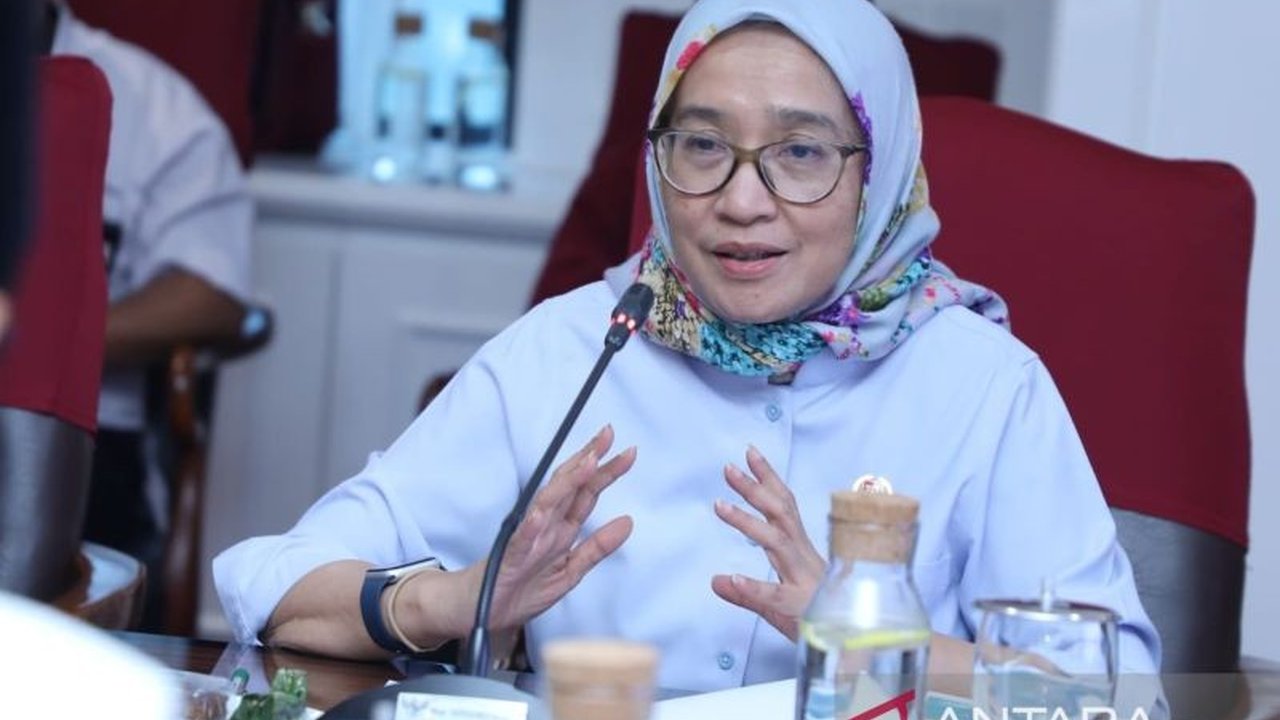 Menpan RB dan Menteri PPPA mendorong kepemimpinan perempuan sebagai pilar utama pembangunan Indonesia Emas 2045, mengatasi berbagai tantangan yang dihadapi perempuan dalam birokrasi.