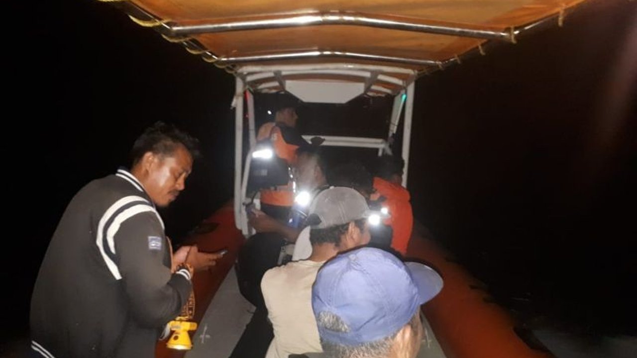 Tim SAR Gabungan berhasil mengevakuasi empat nelayan yang mengalami kecelakaan kapal di perairan Kaledupa, Wakatobi, setelah perahu mereka mati mesin akibat selang bahan bakar yang pecah.