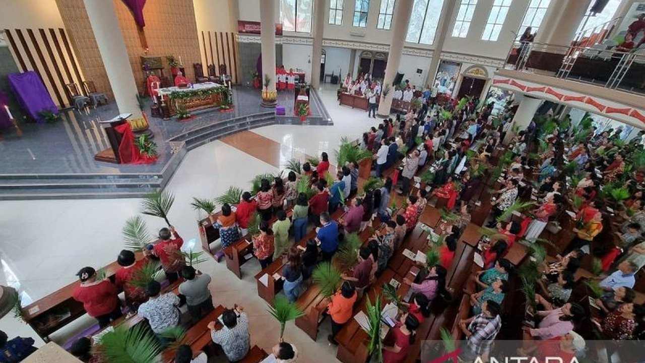 Uskup Manokwari-Sorong, Mgr. Hilarion Datus Lega, memimpin misa Minggu Palma, menandai dimulainya rangkaian Pekan Suci Paskah 2025 dan mengajak umat Katolik merenungkan kisah sengsara Yesus.