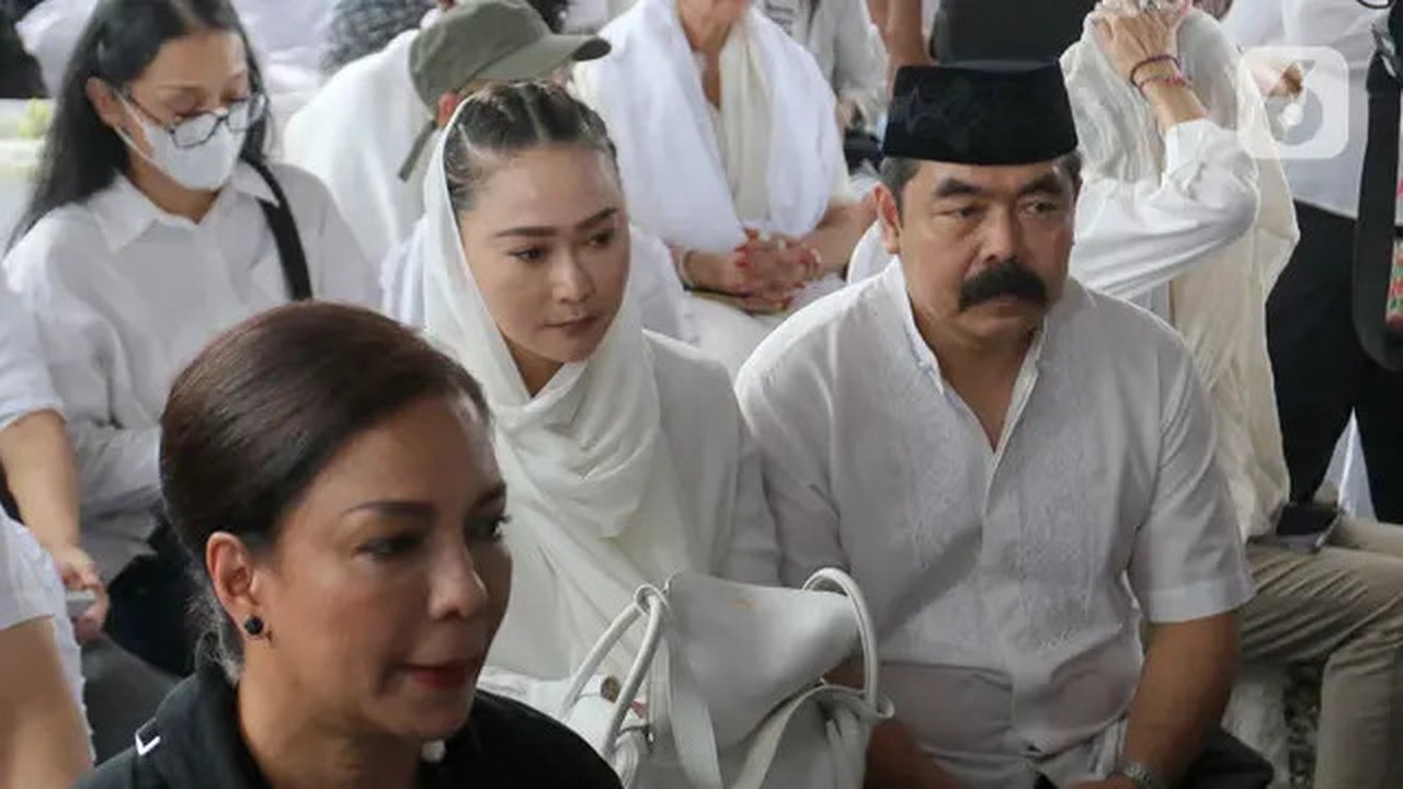 Pedangdut, Inul Daratista (tengah) bersama suaminya, Adam Suseno saat menyaksikan prosesi pemakaman penyanyi dan artis legendaris Titiek Puspa di Tempat Pemakaman Umum (TPU) Tanah Kusir, Jaka