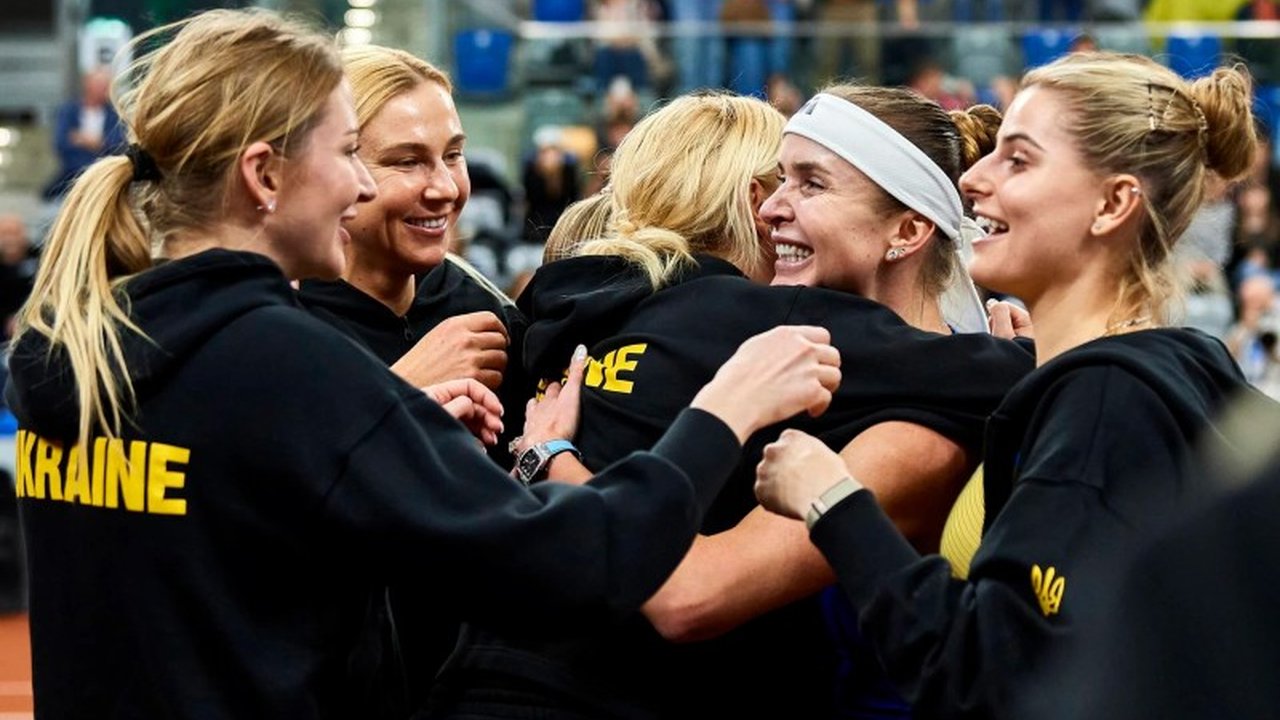 Inggris, Spanyol, dan Ukraina memastikan tempat di final Piala Billie Jean King setelah kemenangan dramatis di babak penyisihan grup, bergabung dengan China, Italia, dan Kazakhstan.