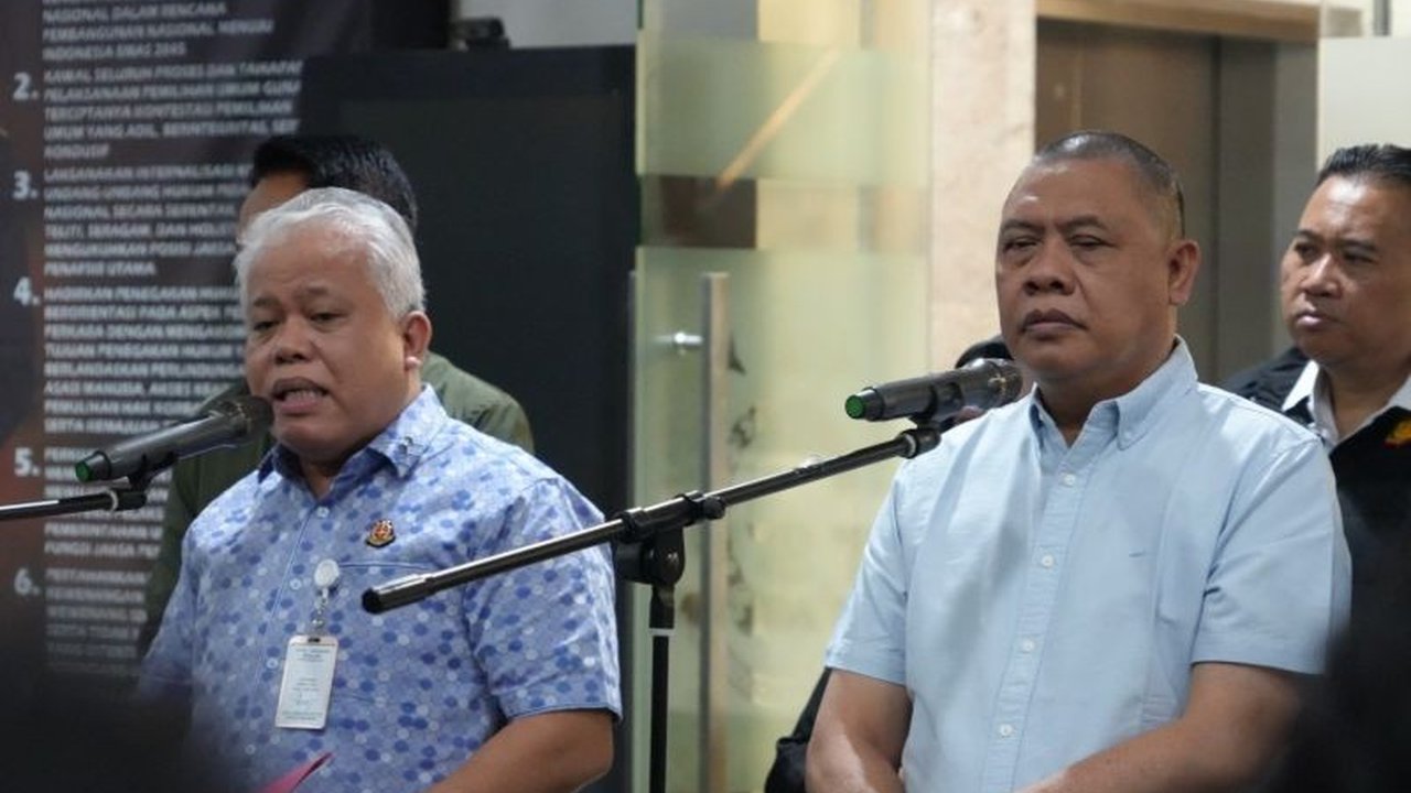 Kejaksaan Agung mengungkap kasus dugaan suap di PN Jakpus senilai Rp60 miliar terkait perkara ekspor CPO, yang berawal dari pengembangan kasus Ronald Tannur di Surabaya; empat tersangka, termasuk seorang Ketua PN, telah ditahan.