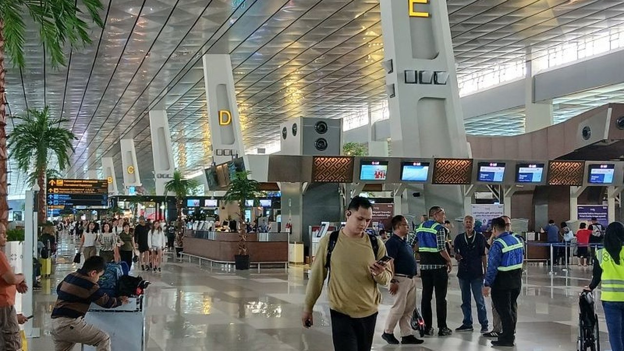 Bandara Soekarno-Hatta melayani 3,5 juta penumpang selama periode mudik Lebaran 2025, meningkat 7,9 persen dibandingkan tahun sebelumnya, dengan operasional bandara yang aman dan lancar.