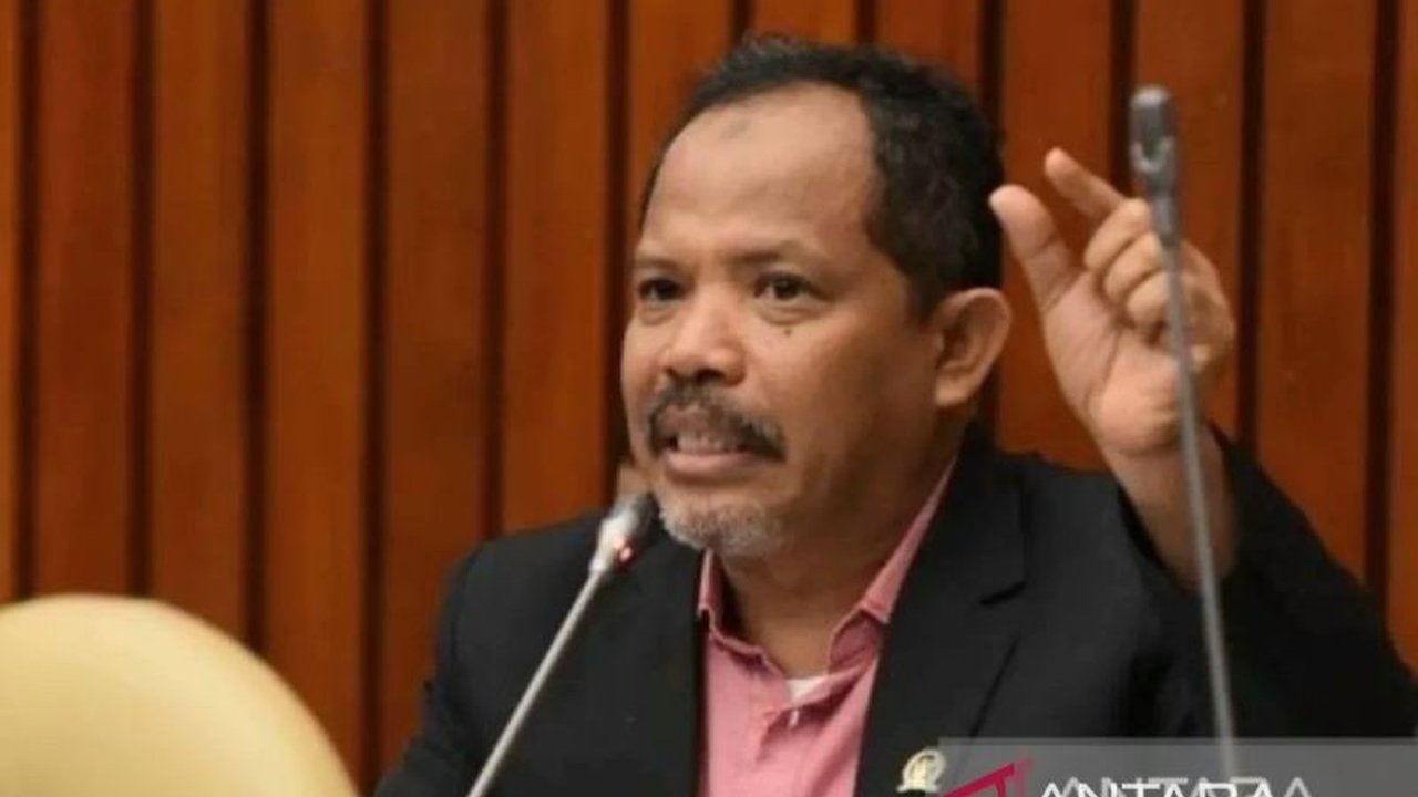 Anggota DPR RI mendesak pemerintah menindak tegas tengkulak yang membeli jagung petani Sumbawa di bawah harga pembelian pemerintah (HPP) di tengah anjloknya harga saat panen raya.