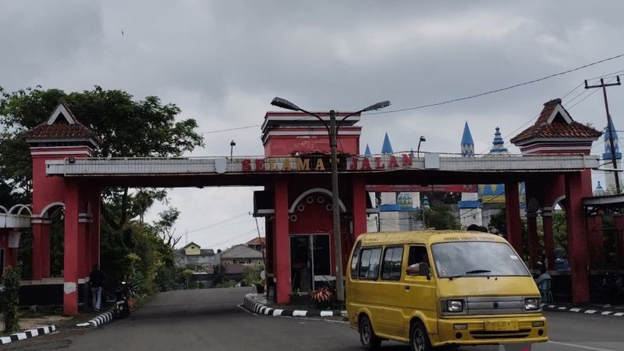 Penurunan kunjungan wisata di Kebun Raya Cibodas selama libur Lebaran mencapai 30 persen, diduga karena sistem karcis yang memberatkan pengunjung; pengelola berharap pemerintah daerah menerapkan sistem satu kali bayar.