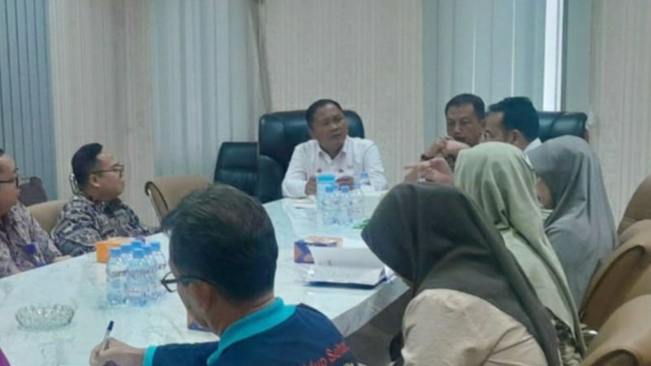 Penemuan limbah medis bercampur limbah domestik di Karawang menjadi perhatian serius pemerintah daerah, yang mengancam lingkungan dan berpotensi mendapatkan sanksi tegas bagi pihak yang bertanggung jawab.