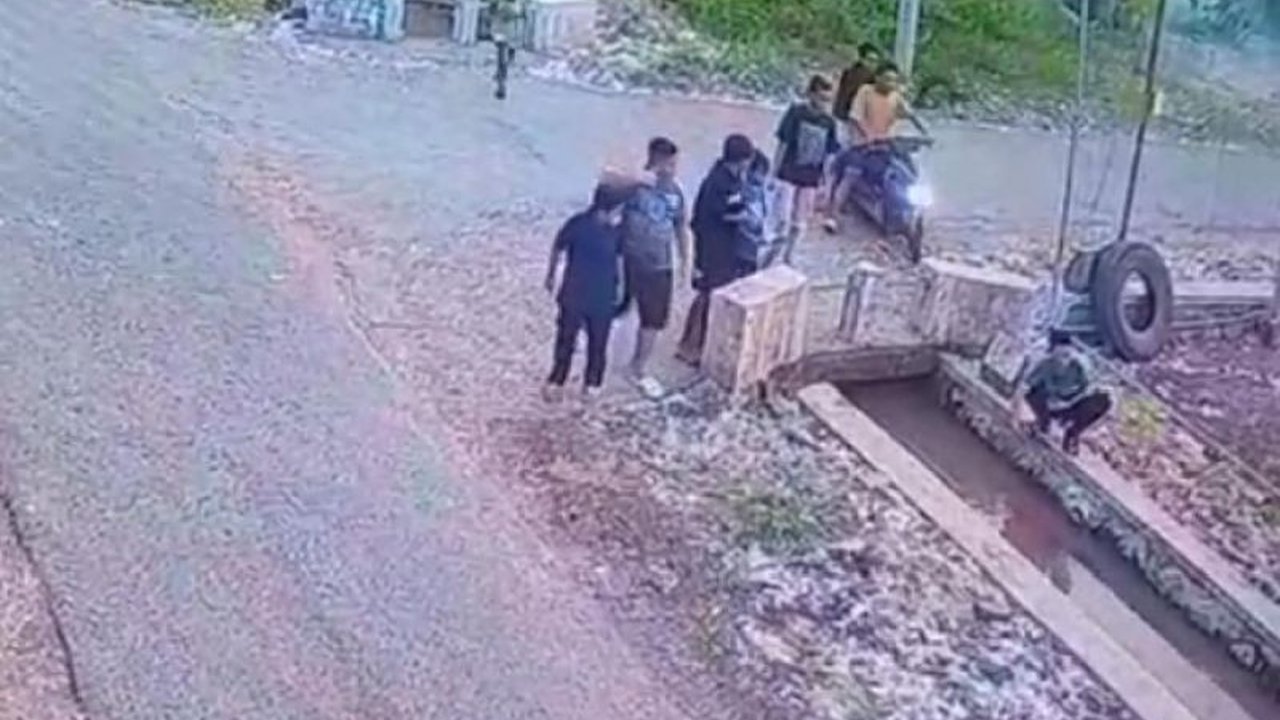 Ledakan mercon di Jombang, Jawa Timur, melukai tangan siswa SD; polisi selidiki kejadian dan imbau warga hati-hati.