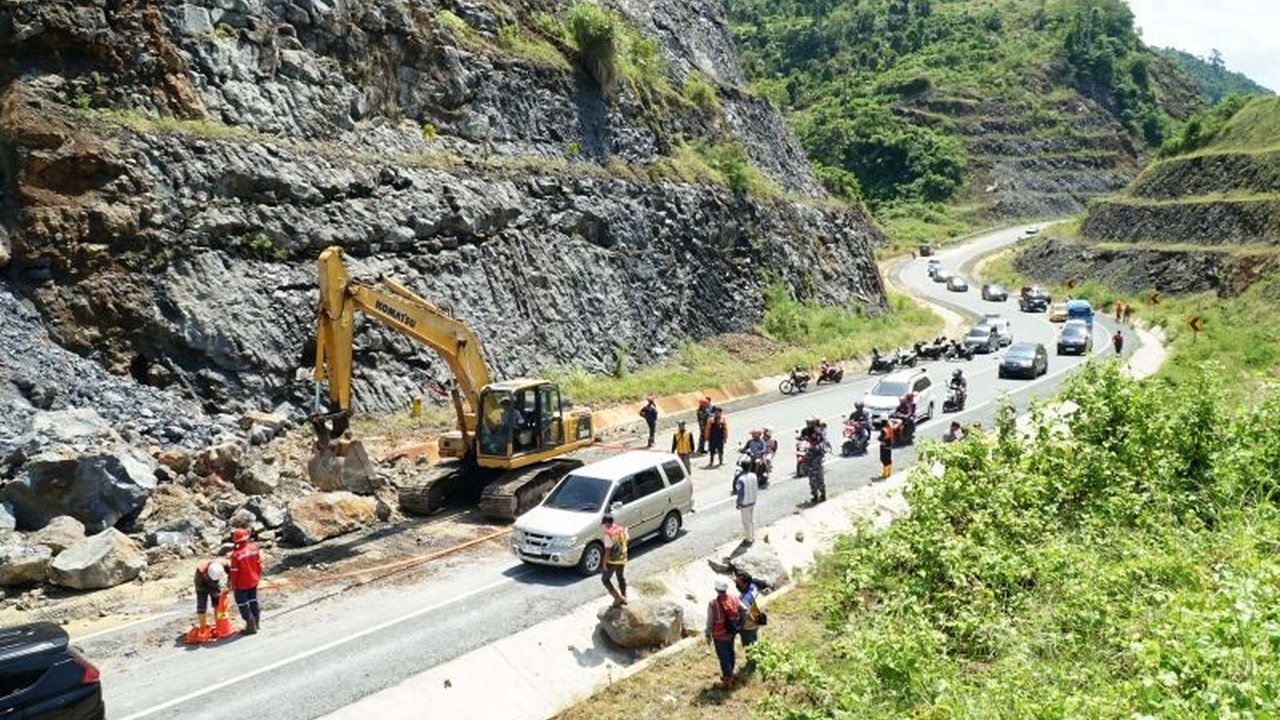 BPBD Tulungagung menerjunkan alat berat untuk membersihkan material longsor di Jalan Lintas Selatan (JLS) Km 10+800, menyebabkan penutupan sementara jalan dan mengungkap masalah konstruksi jalan.