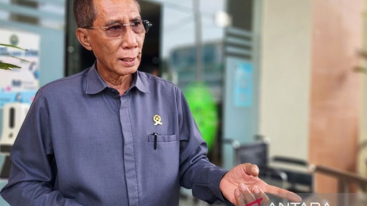 Mantan Wali Kota Semarang, Hevearita G. Rahayu, dan suaminya, Alwin Basri, serta dua terdakwa lainnya, diadili di Pengadilan Tipikor Semarang atas kasus dugaan korupsi penerimaan suap senilai Rp6,1 miliar.