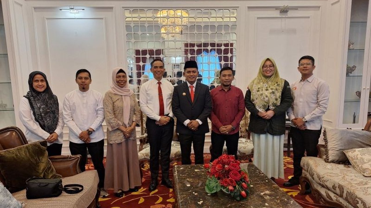 Bawaslu Kabupaten Solok mengembalikan dana hibah Pilkada 2024 sebesar Rp1,09 miliar ke kas daerah,  menunjukkan komitmen transparansi dan akuntabilitas anggaran pengawasan pemilu.