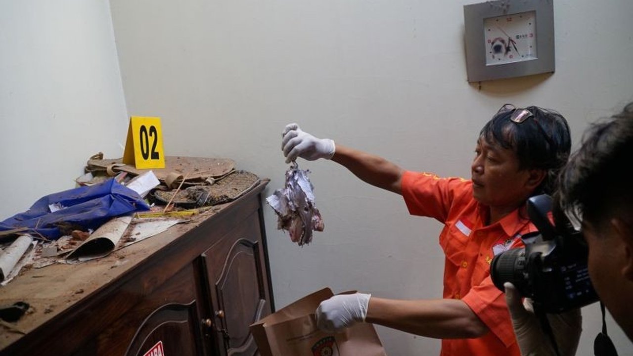 Sepuluh pelaku penerbangan balon udara berpetasan yang mengakibatkan kerusakan rumah warga di Tulungagung tengah diburu polisi setelah berhasil diidentifikasi, meskipun sebagian telah kabur.