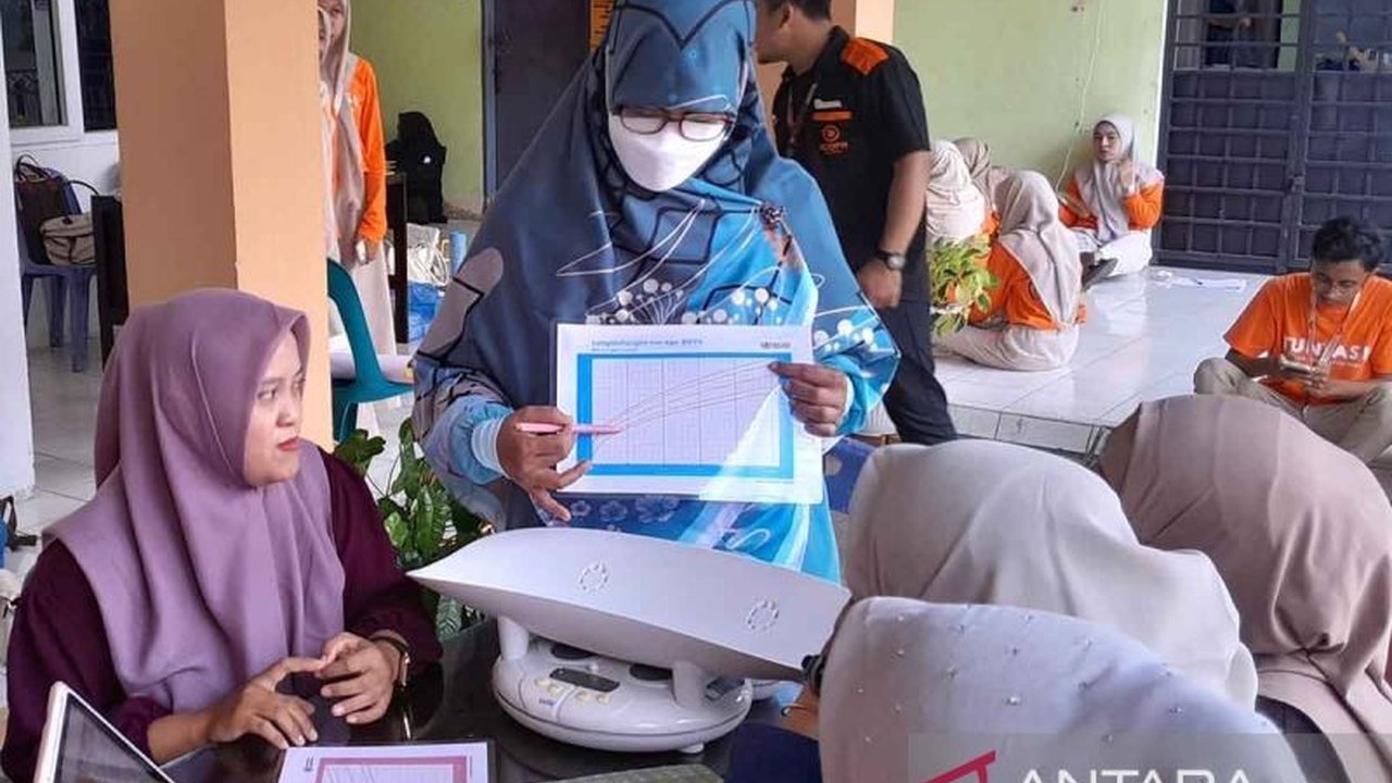 Mahasiswa Fakultas Kedokteran USK melatih ibu-ibu di Gampong Punge Jurong, Banda Aceh, mendeteksi stunting melalui pengukuran tubuh dan edukasi perilaku hidup bersih dan sehat untuk menurunkan angka stunting yang mencapai 21,7 persen di Banda Aceh pada 20