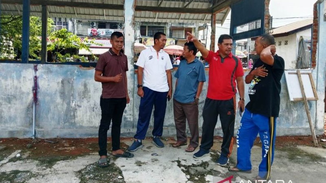 Pemerintah Kabupaten Aceh Barat membangun lokasi baru untuk sekitar 70 pedagang buah dan sayur di Pasar Induk Bina Usaha Meulaboh guna meningkatkan perekonomian dan ketertiban pasar.