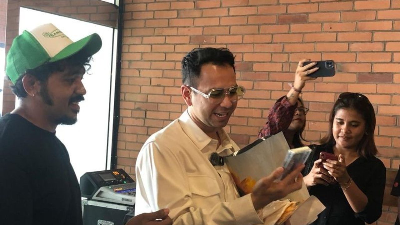 Raffi Ahmad, Utusan Khusus Presiden, kunjungi Ambon untuk menyerap aspirasi seniman lokal, mendorong pembangunan creative hub dan kemudahan aksesibilitas bagi kemajuan sektor seni dan pariwisata Maluku.