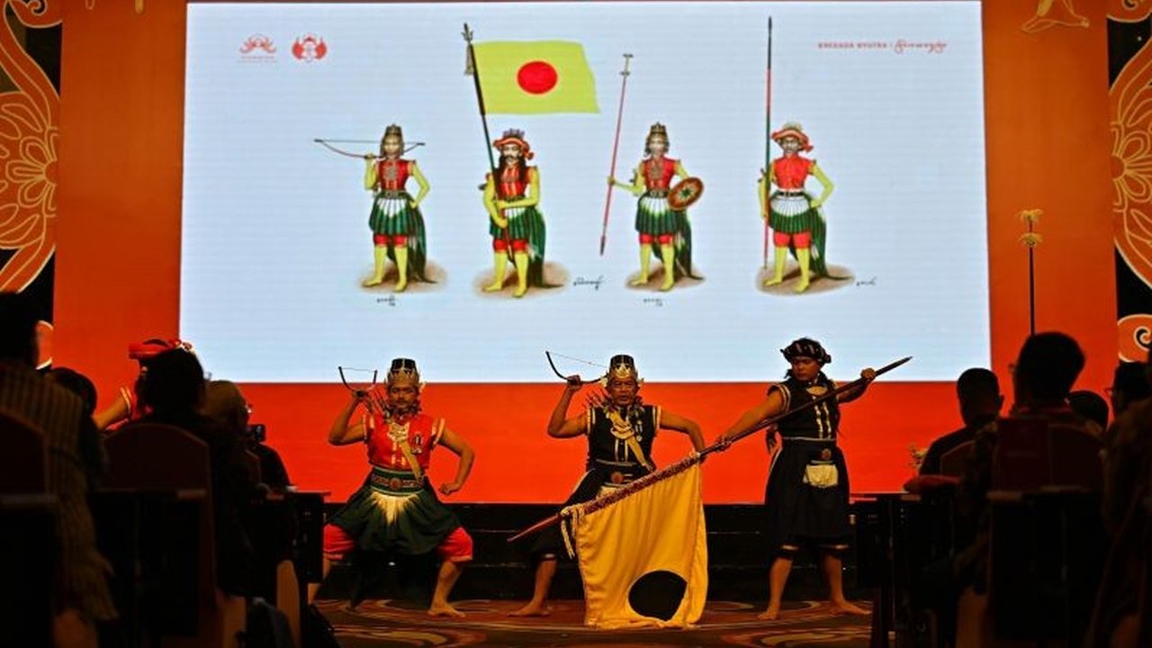Simposium Internasional Budaya Jawa 2025 di Yogyakarta mengkaji dinamika aparatur Kesultanan Ngayogyakarta, termasuk peran abdi dalem dan prajurit, sebagai bagian dari pelestarian budaya Jawa yang berkelanjutan.