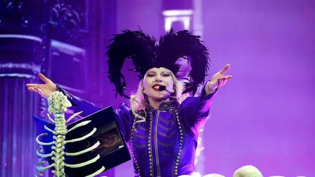 Sukses hipnotis penontin, Lady Gaga tampil memikat di Coachella 2025.