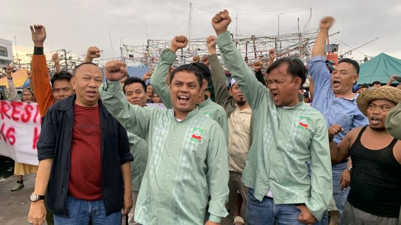 Puluhan nelayan Muara Angke menggelar aksi unjuk rasa menolak aturan Vessel Monitoring System (VMS) yang memberatkan mereka dengan biaya pemasangan dan pajak mencapai lebih dari Rp25 juta.