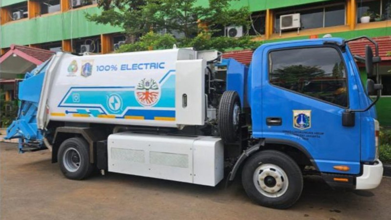 DKI Jakarta luncurkan 5 truk sampah listrik untuk mengurangi polusi udara dan emisi karbon, menjadikannya pelopor di Indonesia.