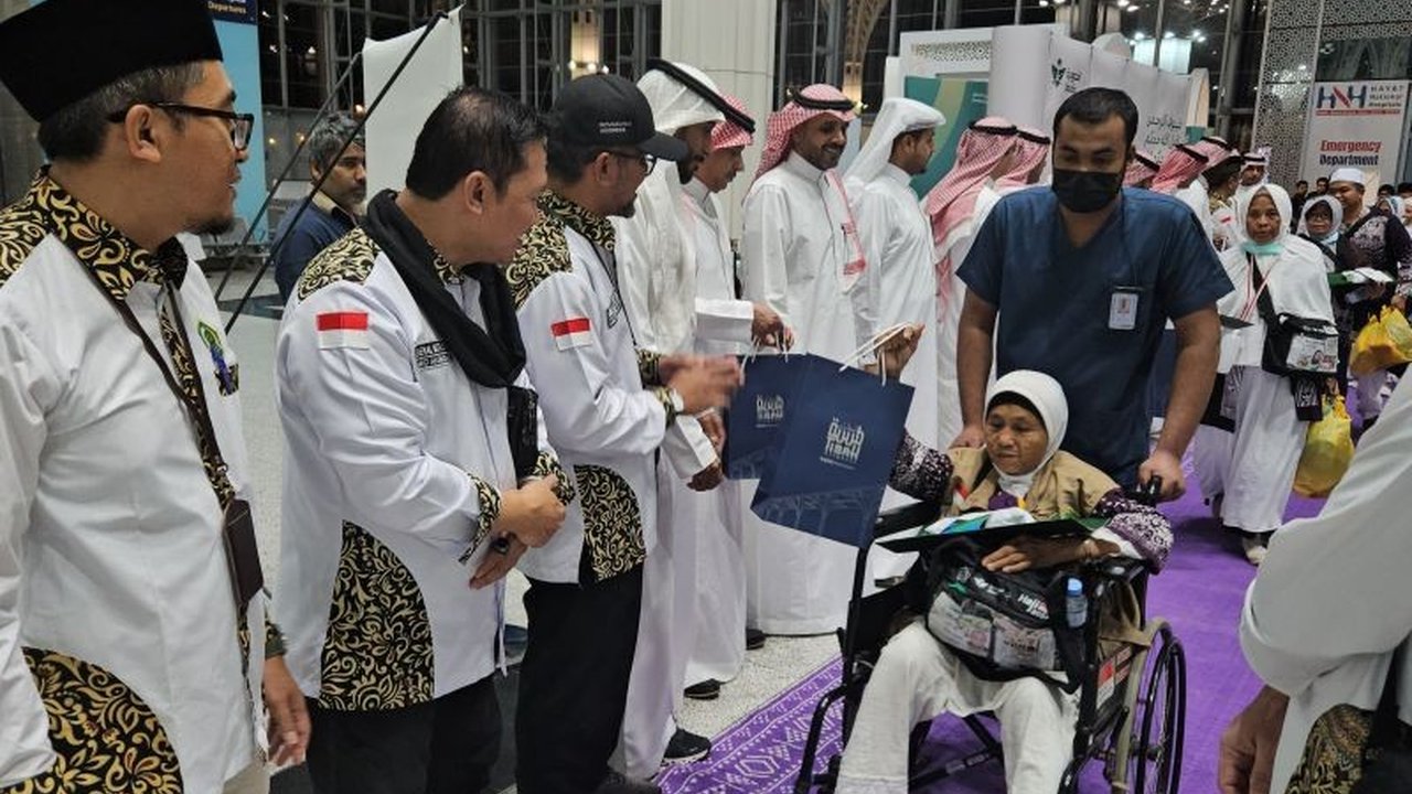 Pemerintah Arab Saudi menambah kuota petugas haji Indonesia sebanyak 2.210 orang, sehingga total petugas haji menjadi 4.420 orang untuk musim haji 1446 H/2025 M, guna meningkatkan layanan kepada jamaah.