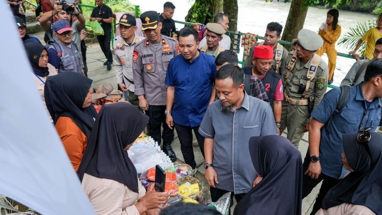 Gubernur Sulawesi Selatan, Andi Sudirman Sulaiman, kunjungi dan populerkan Permandian Air Panas Pincara di Luwu Utara sebagai destinasi wisata andalan, menjanjikan peningkatan ekonomi lokal.