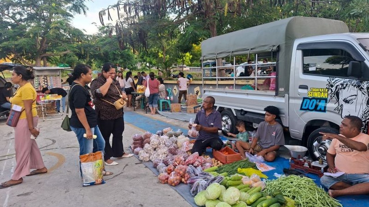 Disperindag Kota Kupang hadirkan pasar murah di Koepan Festival, membantu warga memenuhi kebutuhan pokok dengan harga terjangkau menjelang Paskah 2025.