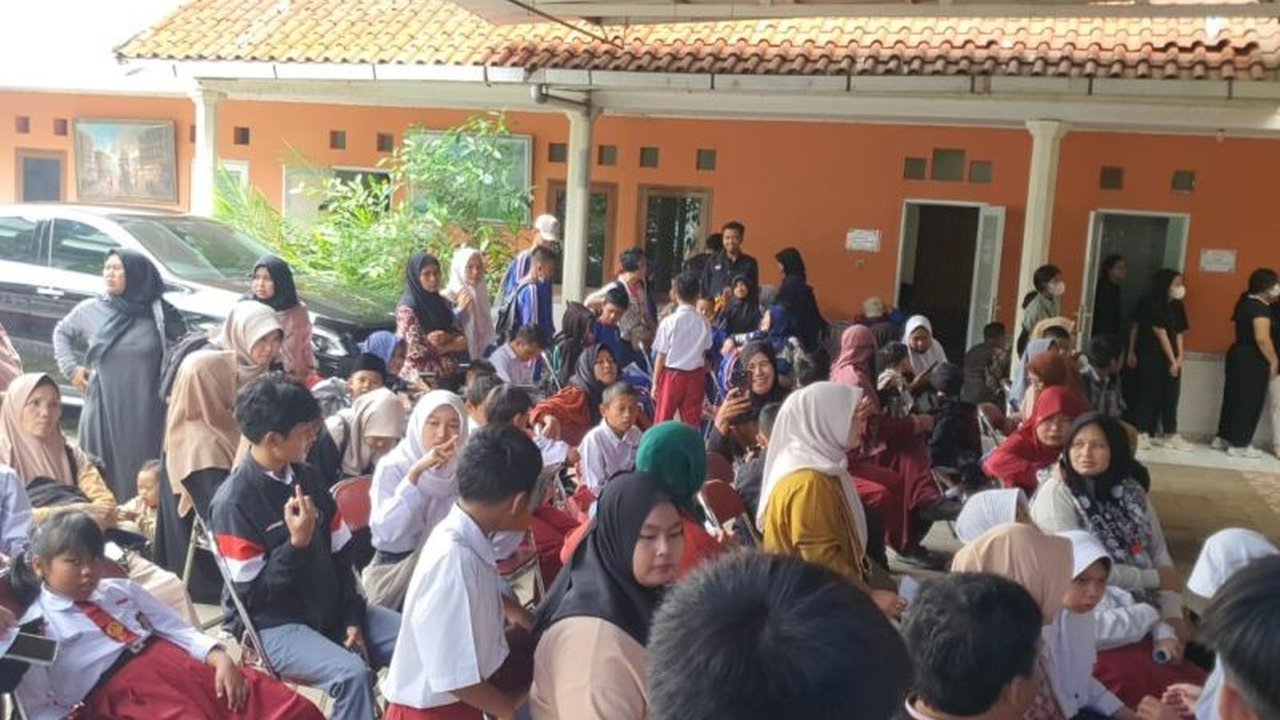 Ratusan penyandang disabilitas dan anak yatim piatu di Bandung Raya menerima bantuan berupa perlengkapan sekolah, pemeriksaan kesehatan gratis, dan seragam dari kegiatan bakti sosial yang digelar filantropi Adam-Adrian.
