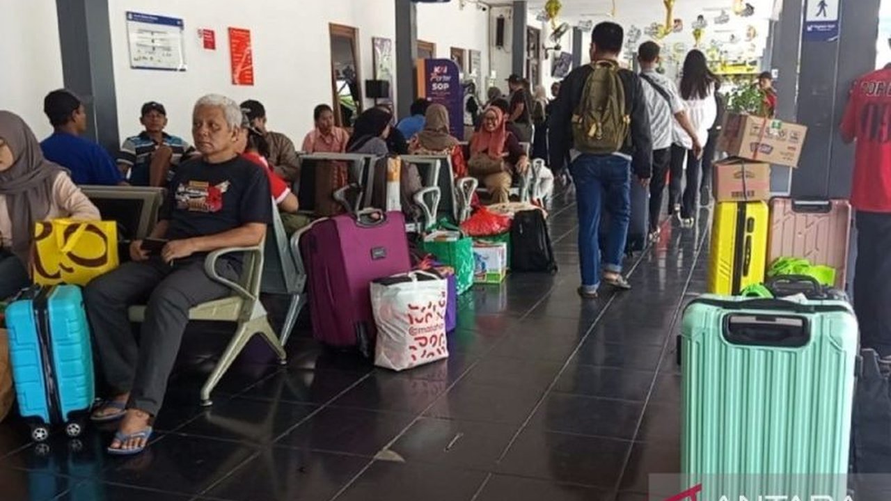 PT KAI Daop 7 Madiun mencatat peningkatan penumpang kereta api sebesar 7 persen selama periode Lebaran 2025, dengan total penumpang mencapai 463.239 orang.