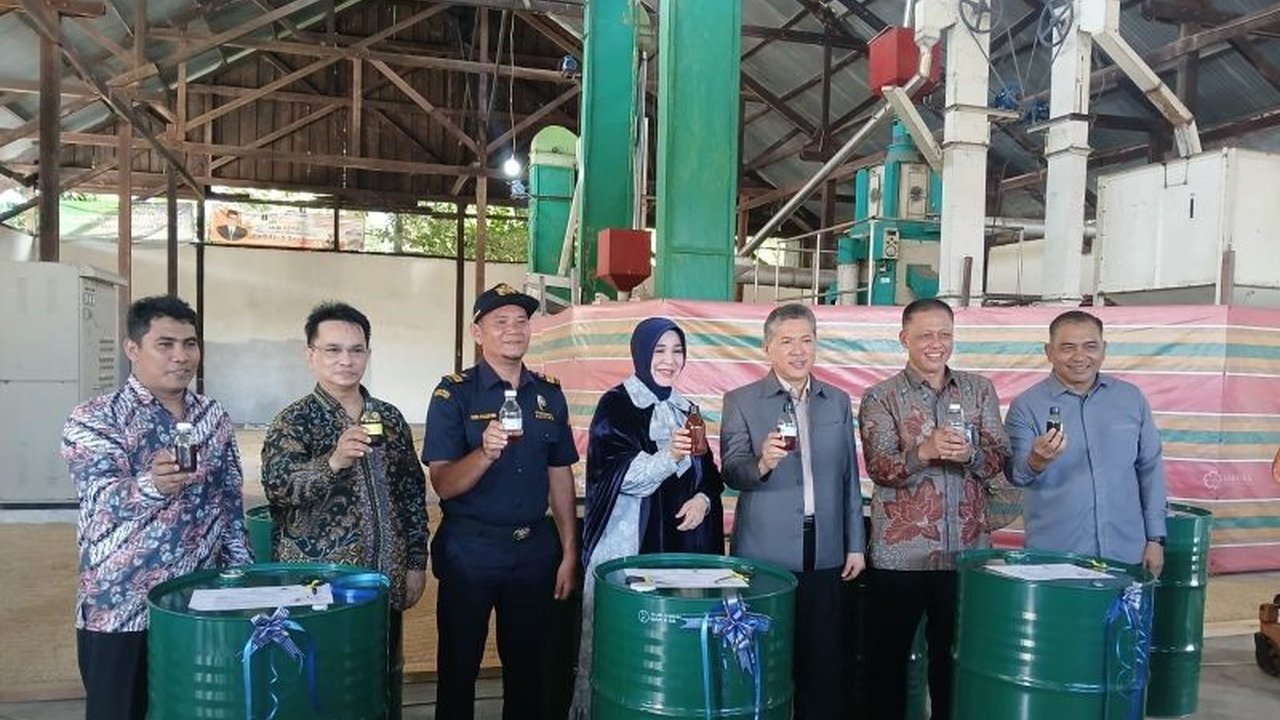 ARC USK Banda Aceh sukses ekspor satu ton minyak nilam ke Prancis senilai Rp1,5 miliar, membuka peluang pasar internasional bagi produk unggulan Aceh.